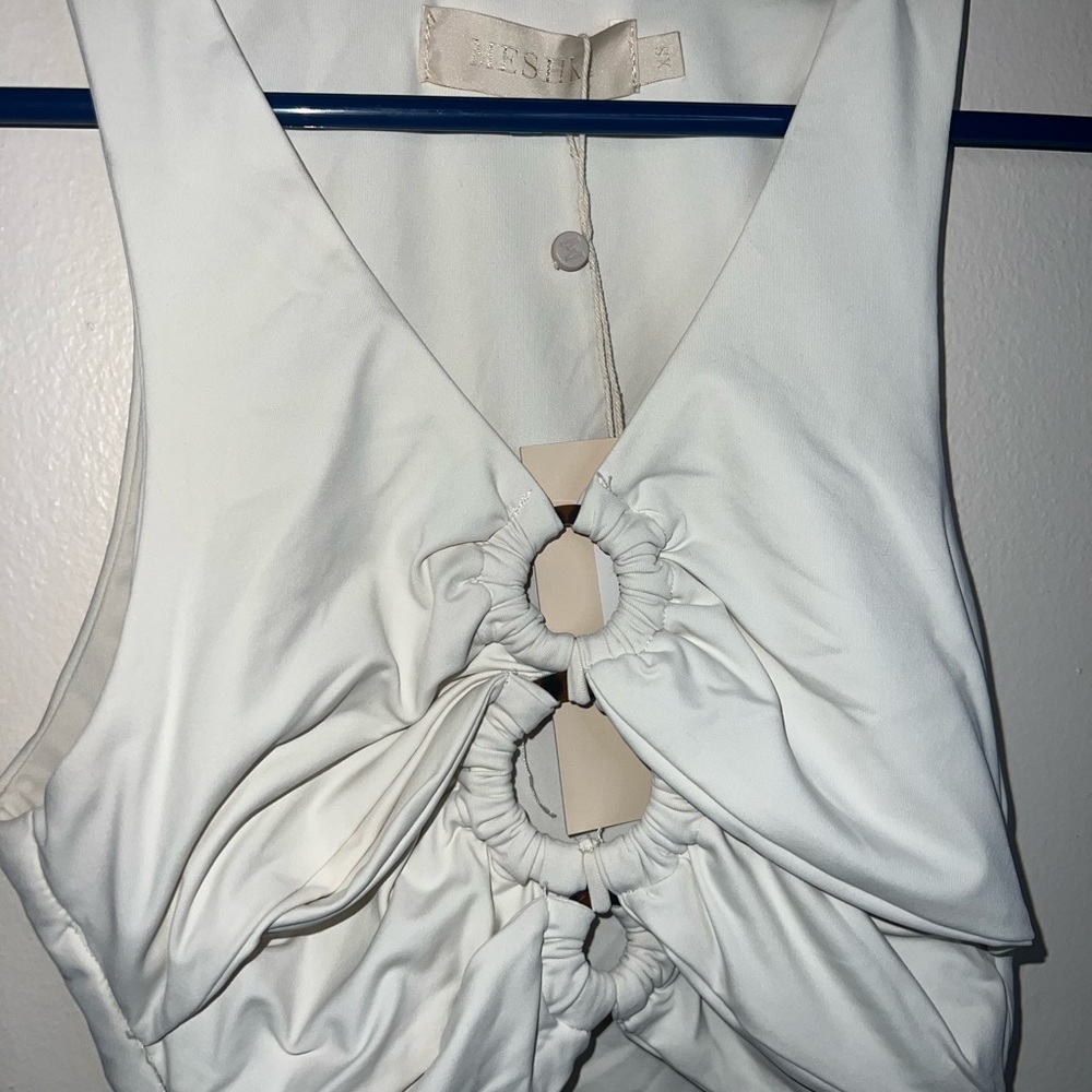 Keyhole crop - Picture 2 of 2